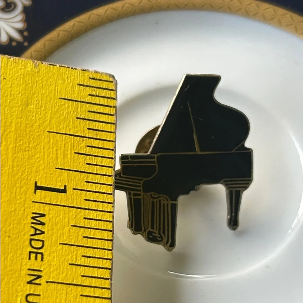 Vintage Black and Gold Baby Grand Piano Tak Pin